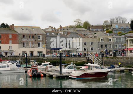 Padstow (Cornish: Lannwedhenek ) è una città e parrocchia civile e porto di pesca sulla costa nord della Cornovaglia, England, Regno re Foto Stock