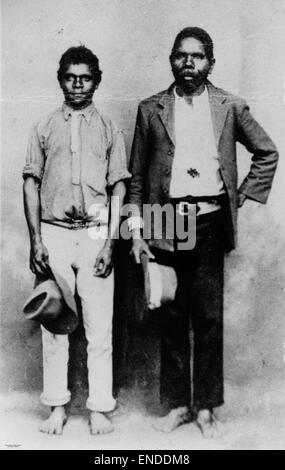 Una fotografia del 1916 che mostra due allevatori indigeni, Digby Denham e Old Mango, a Midgenoo, Queensland, catturando la vita degli australiani indigeni nelle aree rurali e il loro ruolo nella gestione del bestiame. Foto Stock