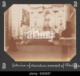 Questa fotografia mostra l'interno della Chiesa di nostra Signora dei rimedi, situata in cima alla cima di Cholula, Messico. La chiesa offre splendide vedute dell'area circostante ed è un importante punto di riferimento religioso e storico. Foto Stock