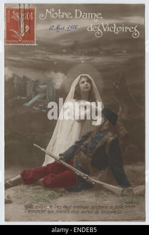 Questa vera cartolina fotografica raffigura i soldati francesi durante la prima guerra mondiale vicino a Notre Dame des Victoires. L'immagine cattura la presenza militare e il significato storico dei campi di battaglia, mostrando i soldati con le loro uniformi e le loro attrezzature del periodo 1914-1918. Foto Stock