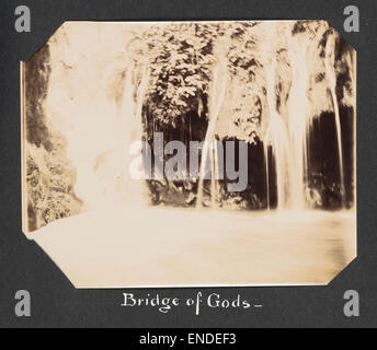 Il Bridge of Gods è una formazione rocciosa naturale situata nella gola del fiume Columbia. Questa struttura geologica unica presenta spettacolari cascate, splendide formazioni rocciose e un paesaggio mozzafiato. Foto Stock