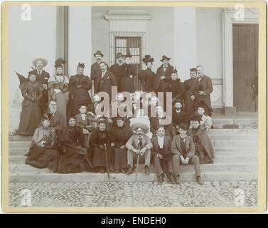 Questa fotografia cattura un gruppo di turisti americani sui gradini di un edificio a Guadalajara, in Messico. L'immagine mette in risalto la vivace scena culturale e l'architettura storica che caratterizza la città, mostrando la miscela di turismo e patrimonio locale. Foto Stock