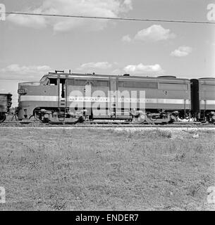 La locomotiva Diesel Electric Freight Locomotive No. 328 della Missouri Pacific, una locomotiva alimentata a diesel, è stata utilizzata per il trasporto di merci attraverso gli Stati Uniti la linea MoPac era parte integrante della rete di trasporto ferroviario del paese, contribuendo alla crescita dell'industria ferroviaria americana. Foto Stock