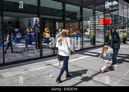 Liverpool, Merseyside, Regno Unito. Il 3 maggio, 2015. Gemma Seddon dipinto il suo 'space' anatra per il centro città di progetto. Un team di artisti è la decorazione di un host di gigante anatre in vista del pubblico presso l'isola di Mann lo sviluppo.Il Liverpool Duck Trail, commissionato da AquaDucked, sta per essere lanciato su LightNight per mostrare la vibrante viva la creatività in Liverpool nonché per raccogliere fondi e la sensibilizzazione per la Macmillan Cancer Support. Foto Stock