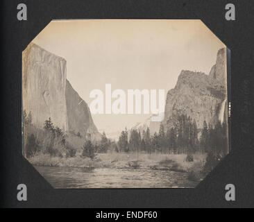 El Capitan nel Parco Nazionale di Yosemite è un enorme monolite di granito, circondato da splendide formazioni rocciose e laghi tranquilli, che lo rendono un ottimo esempio della bellezza naturale e del significato geologico del parco. Foto Stock