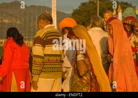 INDIA, Uttarakhand, Rishikesh, persone in attesa per il traghetto a passi sul Fiume Gange (Fiume Santo) Foto Stock