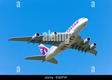 Airbus A380 dal Qatar Airways tenendo spento Foto Stock