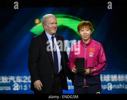 Suzhou, cinese della provincia di Jiangsu. Il 3 maggio, 2015. Della Cina di Zhu Yuling (R) prende il Fair Play premio durante la cerimonia di premiazione della 53Campionati del Mondo di Ping Pong in Suzhou, città di East cinese della provincia di Jiangsu, il 3 maggio 2015. Credito: Li Xiang/Xinhua/Alamy Live News Foto Stock