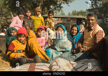 INDIA, Uttarakhand, Kotwali, il trattore alla stazione di benzina con gruppo di famiglia nel rimorchio Foto Stock