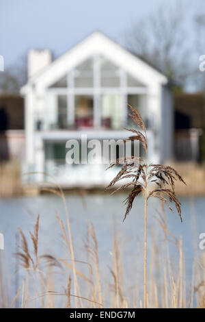 Un moderno lakeside casa vacanza al mulino inferiore del Cotswold Water Park vicino a Cirencester Gloucestershire, Regno Unito Foto Stock