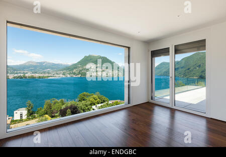 Interni moderni, penthouse, vuoto soggiorno con grandi finestre Foto Stock