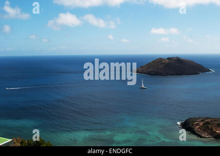 St. Barths, French West Indies: vista dell'Île Chevreau Chevreau, isola, una piccola isola della costa nord di San Bartolomeo al Mare dei Caraibi Foto Stock