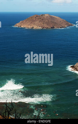 St. Barths, French West Indies: vista dell'Île Chevreau Chevreau, isola, una piccola isola della costa nord di San Bartolomeo al Mare dei Caraibi Foto Stock