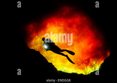 Scuba Diver in devils occhio con acqua rossa da santa fe river, gonfiore pot vicino ginnie molle, le molle di alta, Florida, Stati Uniti d'America Foto Stock