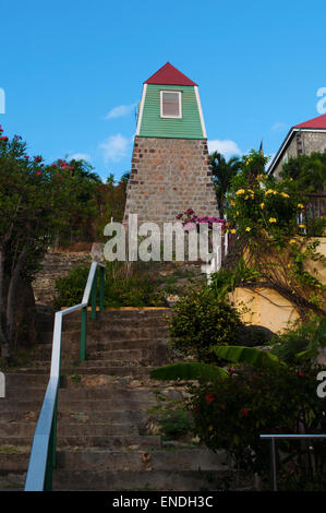 St Barth, St. Barths, Saint-Barthélemy, French West Indies, Antille francesi, dei Caraibi: lo svedese della Torre dell'orologio e il Campanile nel centro di Gustavia Foto Stock