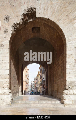 Guardando attraverso le Torres de Quart alla Città Vecchia, Valencia, Spagna Foto Stock