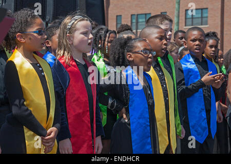 Detroit, Michigan - Detroit il coro dei bambini esegue alla fine di un 'piedi per unità' pistola contro la violenza. Foto Stock