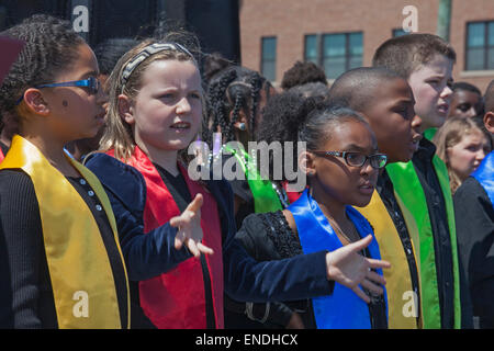 Detroit, Michigan - Detroit il coro dei bambini esegue alla fine di un 'piedi per unità' pistola contro la violenza. Foto Stock