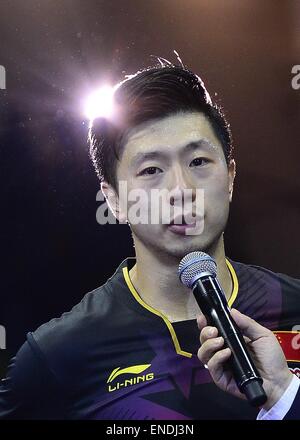 Suzhou, Cina. Il 3 maggio, 2015. Mondo Ping Pong Suzhou 2015, uomini s Singoli Final, ma pone a lungo per le foto dopo i battiti BO 4 - 2. Credito: Marcio Machado/ZUMA filo/Alamy Live News Foto Stock