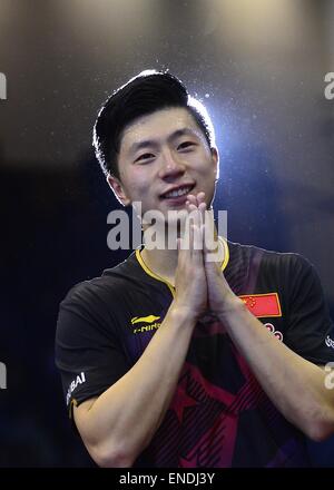 Suzhou, Cina. Il 3 maggio, 2015. Mondo Ping Pong Suzhou 2015, uomini s Singoli Final, ma pone a lungo per le foto dopo i battiti BO 4 - 2. Credito: Marcio Machado/ZUMA filo/Alamy Live News Foto Stock
