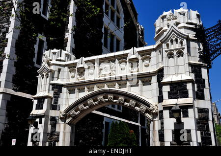 New York City: City College neo-gotico del gateway arch con rosette intagliate, scudi, e stemma campate Convento Avenue Foto Stock