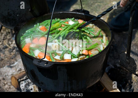 In casa spezzatino di manzo simmering nel bollitore nero su un fuoco aperto. Foto Stock