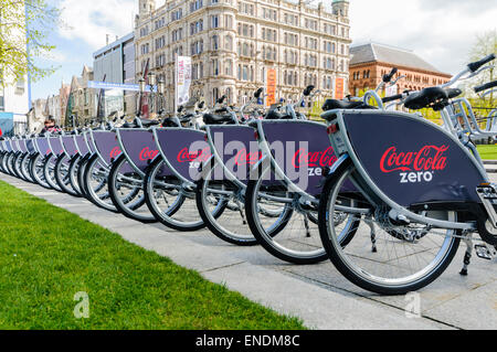 Belfast, Irlanda del Nord. 26 apr 2015 - Servizio pubblico di noleggio biciclette sono lanciato da Belfast City Council e il dipartimento di sviluppo regionale con la sponsorizzazione da parte di Coca Cola Zero. Foto Stock