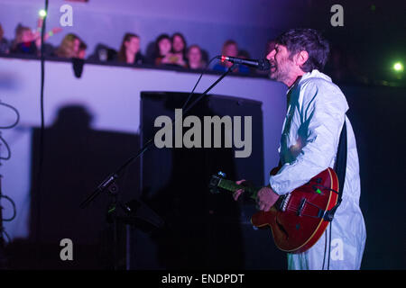 Burbero Rhys - Super animali pelosi di eseguire a Cardiff nel marzo 2015. Foto Stock