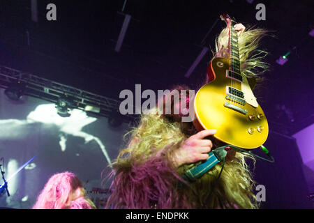 Huw Bunford - Super animali pelosi di eseguire a Cardiff nel marzo 2015. Foto Stock