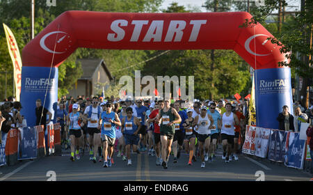 Albuquerque, Nuovo Messico, Stati Uniti d'America. Il 3 maggio, 2015. La partenza della mezza maratona durante la trentesima Eseguire annuale per lo Zoo di Domenica, 3 maggio 2015. Credito: Greg assorbitore/Albuquerque ufficiale/ZUMA filo/Alamy Live News Foto Stock