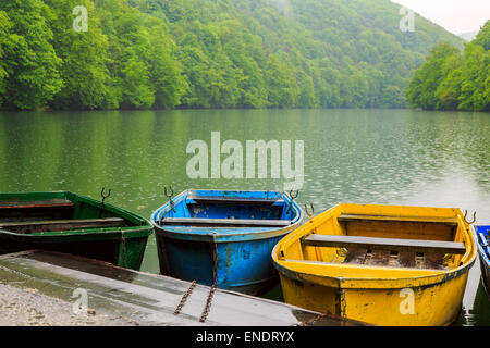 Barche sul lago Hamori vicino a Lillafured in Ungheria Foto Stock