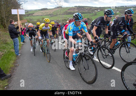 Vincitore di gara Lars-Petter Nordhaug di Team Sky, nella maglia blu, si arrampica la Cote de Oca occhio nel 2015 Tour de Yorkshire Foto Stock