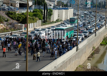 I membri della comunità Beta Israele, conosciuti anche come ebrei etiopi, protestano a Tel Aviv contro il razzismo nella società israeliana e la brutalità della polizia il 03 maggio 2015. La violenza è stata travolta nella centrale Tel Aviv domenica sera, come una protesta di brutalità anti-polizia da parte di etiopi-israeliani spunati fuori controllo, con i manifestanti che gettano rocce e bottiglie alla polizia che hanno sparato granate stordite e hanno ripetutamente accusato la piazza a cavallo. Foto Stock