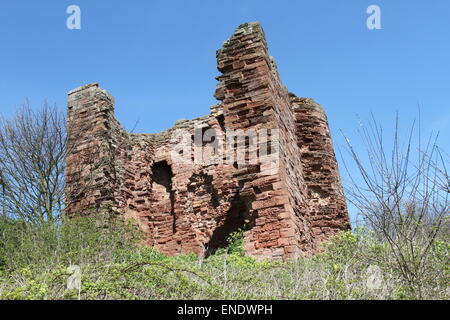 Rovine del Castello di Macduff Fife Scozia Aprile 2015 Foto Stock