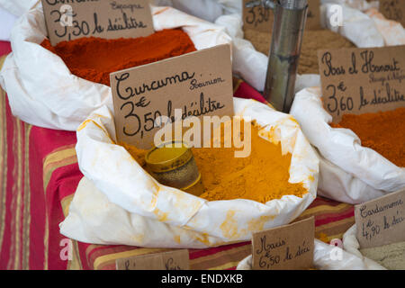 Curcuma o spezie curcuma al mercato domenicale di Montcuq con prodotti alimentari locali in Francia Foto Stock