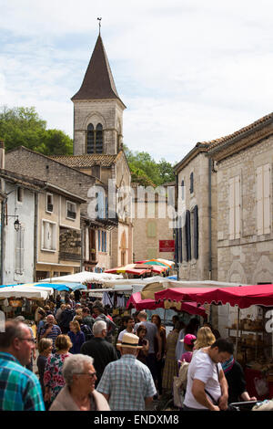 Occupato il mercato domenicale di Montcuq con un sacco di prodotti alimentari locali, anche un importante destinazione turistica Foto Stock