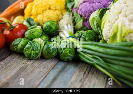 Fresche verdure organiche in stagione sulla vecchia fattoria tabella. Foto Stock