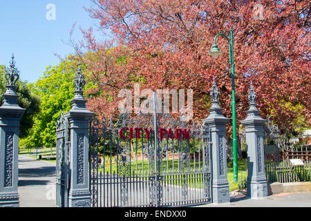 Ingresso al parco della città nel centro di Launceston, una città in Tasmania, Australia Foto Stock