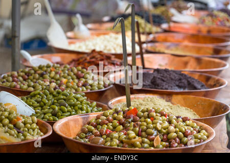 Tutti i tipi di olive al mercato domenicale di Montcuq con cucina locale di prodotti alimentari in Francia Foto Stock