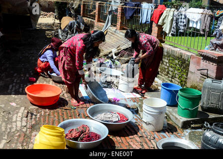 Lalitpur, Prabhat Kumar Verma/Pacific premere. 03 Maggio, 2015. Donne lava vestiti a loro un ricovero temporaneo. Lalitpur, è una delle città che è stata colpita dal terremoto, vi è stato un notevole danno ma la maggior parte degli edifici erano ancora intatte. Il 2015 Nepal terremoto che ha ucciso più di 7 mila persone e il ferimento di più di due volte come molti, il 25 aprile, con un momento grandezza 7.8. © Prabhat Kumar Verma/Pacific Press/Alamy Live News Foto Stock