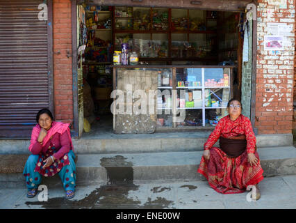 Lalitpur, Prabhat Kumar Verma/Pacific premere. 03 Maggio, 2015. Le donne di sedersi di fronte il loro negozio. Lalitpur, è una delle città che è stata colpita dal terremoto, vi è stato un notevole danno ma la maggior parte degli edifici erano ancora intatte. Il 2015 Nepal terremoto che ha ucciso più di 7 mila persone e il ferimento di più di due volte come molti, il 25 aprile, con un momento grandezza 7.8. © Prabhat Kumar Verma/Pacific Press/Alamy Live News Foto Stock