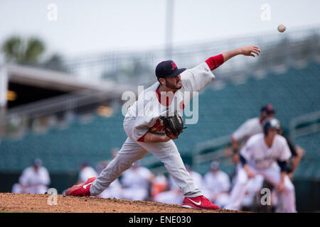 New Orleans, LA, Stati Uniti d'America. Il 3 maggio, 2015. Memphis Redbirds lanciatore Kyle mezza (67) durante il gioco tra Memphis Redbirds e New Orleans Zephyrs a Zephyr Field a New Orleans, LA. Stephen Lew/CSM/Alamy Live News Foto Stock