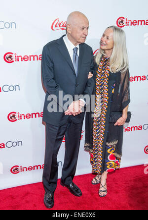 Attore Alan Arkin (L) e sua moglie frequenta il 2015 Big Screen Achievement Awards di Las Vegas Foto Stock