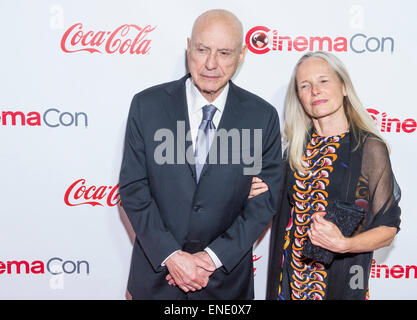 Attore Alan Arkin (L) e sua moglie frequenta il 2015 Big Screen Achievement Awards di Las Vegas Foto Stock