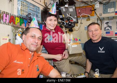 Stazione Spaziale Internazionale Expedition 42 astronauta della NASA Terry Virts (destra) e crewmate cosmonauta russo Anton Shkaplerov festeggia il compleanno della Agenzia Spaziale Europea astronauta Samantha Cristoforetti Aprile 28, 2015 in orbita intorno alla terra. Foto Stock