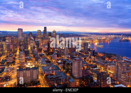 Seattle, Washington skyline al tramonto con le nuvole passando sopra il paesaggio della citta'. Foto Stock