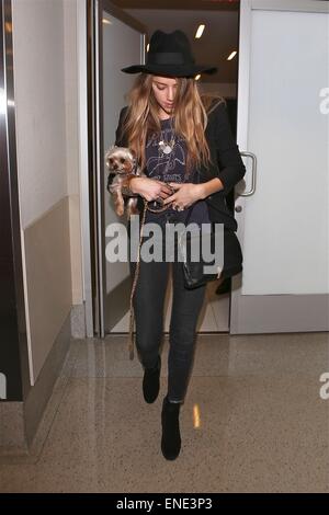 Ambra sentita indossando una grande corona diamantata sul suo matrimonio dito, partono dall'Aeroporto Internazionale di Los Angeles (LAX) indossa una vasta floppy colmato hat e trasportare il suo animale domestico Yorkshire Terrier cane nelle sue braccia con: ambra sentita dove: Los Angeles, California, Stati Uniti quando: 29 Ott 2014 Foto Stock