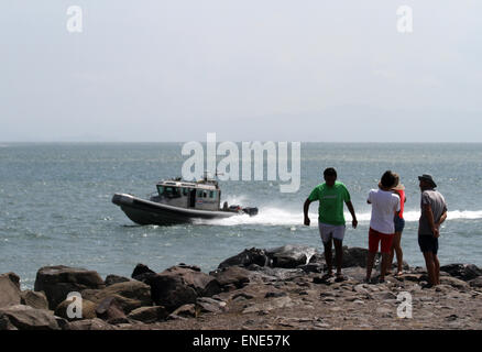 Caldera, Costa Rica. Il 3 maggio, 2015. Una barca patrol dopo la fuoriuscita di nitrato di ammonio nella Caldera, Costa Rica, il 3 maggio 2015. Costa Rica di emergenze nazionali la Commissione ha annunciato una red alert domenica dopo la fuoriuscita di 180 tonnellate di nitrato di ammonio nelle acque del Pacifico centrale costa del paese centroamericano. © Kent Gilbert/Xinhua/Alamy Live News Foto Stock