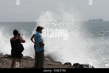 Caldera, Costa Rica. Il 3 maggio, 2015. I turisti guardare il mare dopo la fuoriuscita di nitrato di ammonio nella Caldera, Costa Rica, il 3 maggio 2015. Costa Rica di emergenze nazionali la Commissione ha annunciato una red alert domenica dopo la fuoriuscita di 180 tonnellate di nitrato di ammonio nelle acque del Pacifico centrale costa del paese centroamericano. © Kent Gilbert/Xinhua/Alamy Live News Foto Stock