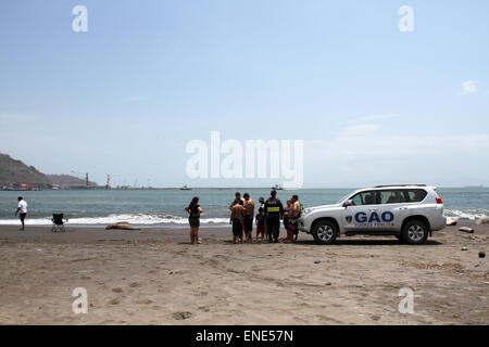 Caldera, Costa Rica. Il 3 maggio, 2015. Un poliziotto parla ai turisti dopo la fuoriuscita di nitrato di ammonio nella Caldera, Costa Rica, il 3 maggio 2015. Costa Rica di emergenze nazionali la Commissione ha annunciato una red alert domenica dopo la fuoriuscita di 180 tonnellate di nitrato di ammonio nelle acque del Pacifico centrale costa del paese centroamericano. © Kent Gilbert/Xinhua/Alamy Live News Foto Stock